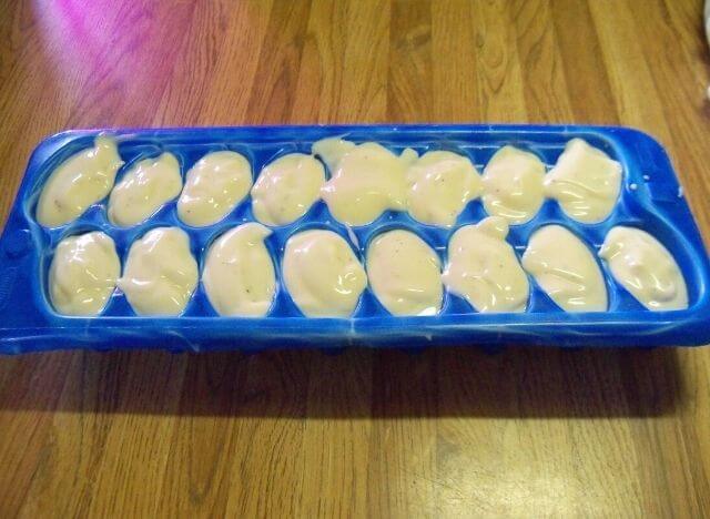 Take advantage of an ice cube tray to freeze Alfredo sauce