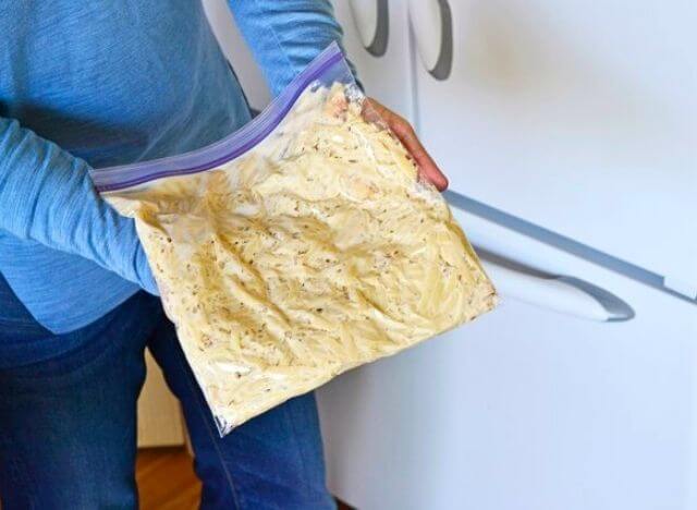 Zip bag will help you freeze Alfredo sauce